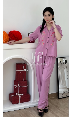 Bộ dài màu, tay lỡ, thân và cổ thêu bông, cổ sơ mi 